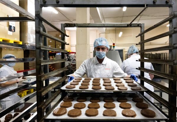 Сотрудник пекарни во время производства высококалорийного печенья - Sputnik Армения