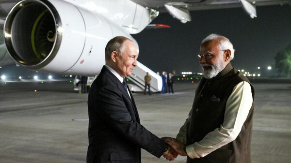Премьер-министр Индии Нарендра Моди встречает президента РФ Владимира Путина на авиабазе ВВС Индии Палам (4 декабря 2025). Индия - Sputnik Армения