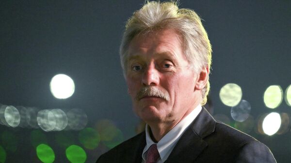 Пресс-секретарь президента РФ Дмитрий Песков прибыл на авиабазу ВВС Индии Палам вместе с президентом РФ (4 декабря 2025).  - Sputnik Армения