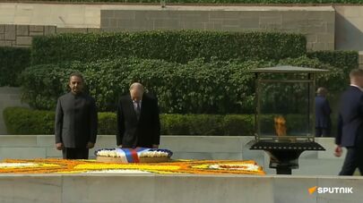 Владимир Путин приехал на возложение цветов к мемориалу Махатмы Ганди 