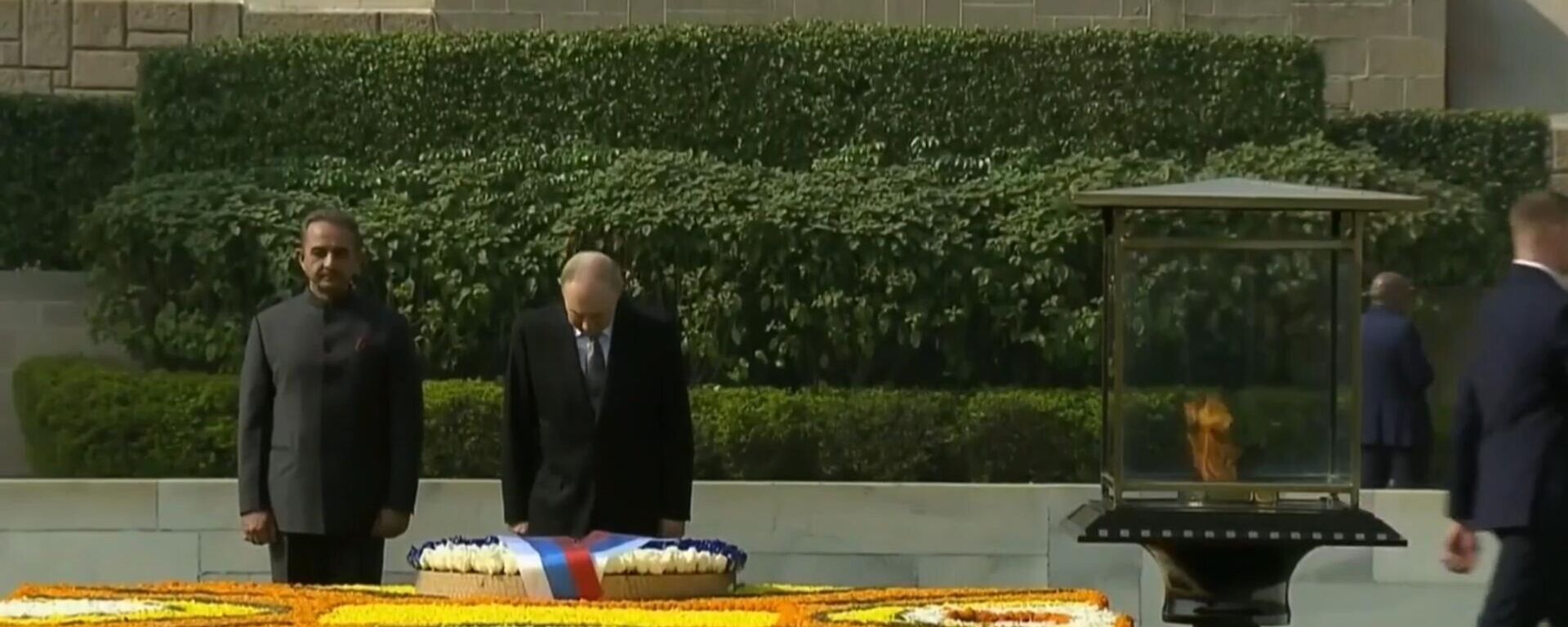 Владимир Путин приехал на возложение цветов к мемориалу Махатмы Ганди  - Sputnik Армения, 1920, 05.12.2025