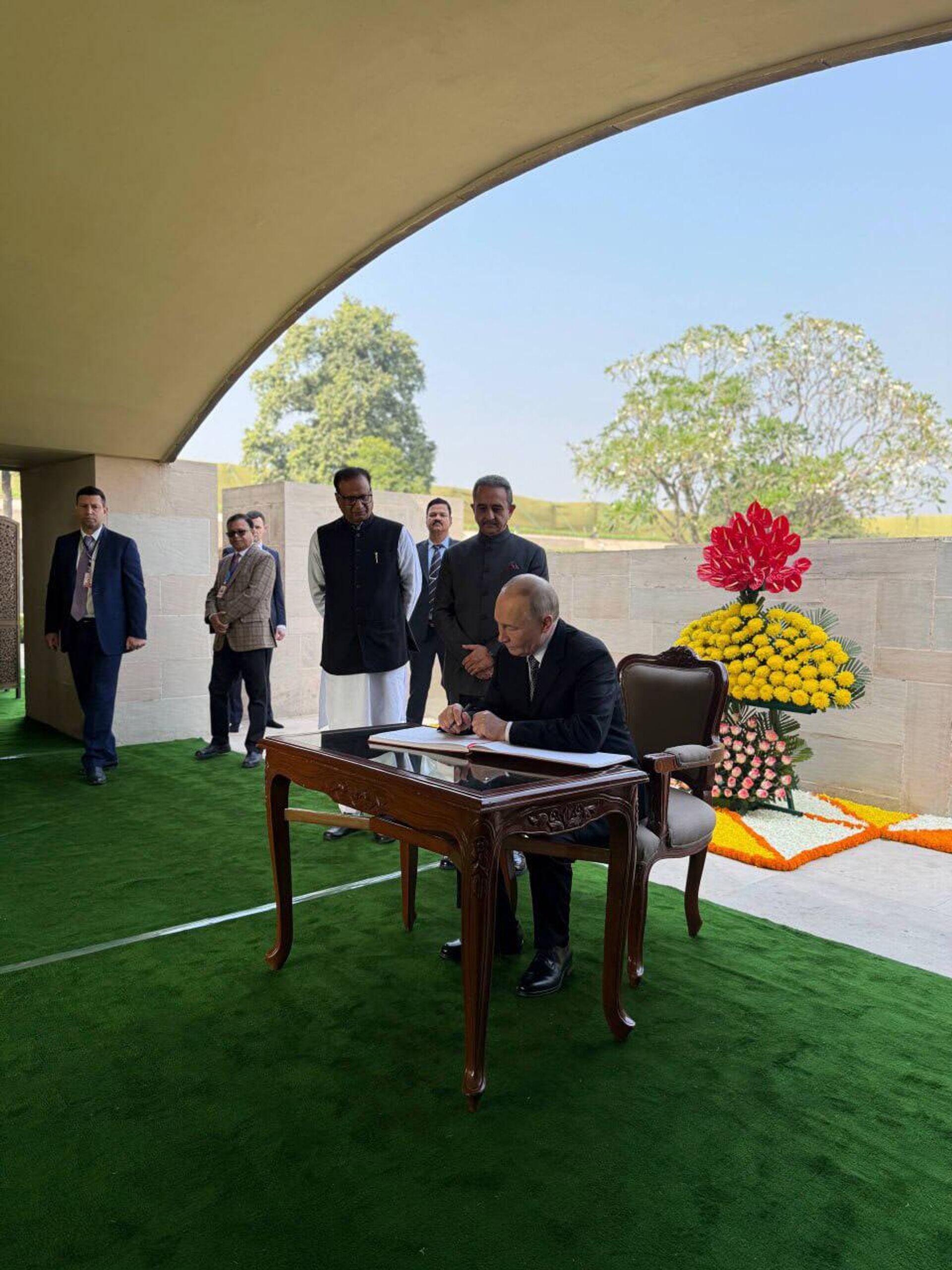 Владимир Путин оставил запись в книге почётных посетителей комплекса Раджгхат (5 декабря 2025). Дели - Sputnik Արմենիա, 1920, 05.12.2025