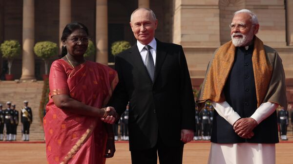 Церемония официальной встречи президента РФ Владимира Путина президентом Индии Дроупади Мурму (слева) и премьер-министром Индии Нарендрой Моди (5 декабря 2025). Нью-Дели - Sputnik Армения