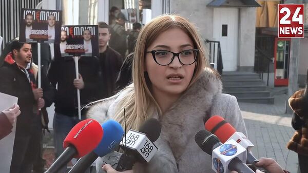 Лусине Аракелян отвечает на вопросы журналистов у офиса Делегации Европейского союза (5 декабря 2025). Еревaн - Sputnik Армения