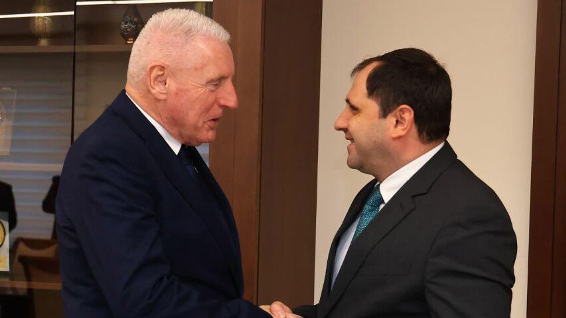 Министр обороны Сурен Папикян принял государственного министра Соединенного Королевства по обороне, лорда Вернона Родни Кокера (5 декабря 2025). Еревaн Министр обороны Сурен Папикян принял государственного министра Соединенного Королевства по обороне, лорда Вернона Родни Кокера (5 декабря 2025). Еревaн - Sputnik Армения, 1920, 05.12.2025