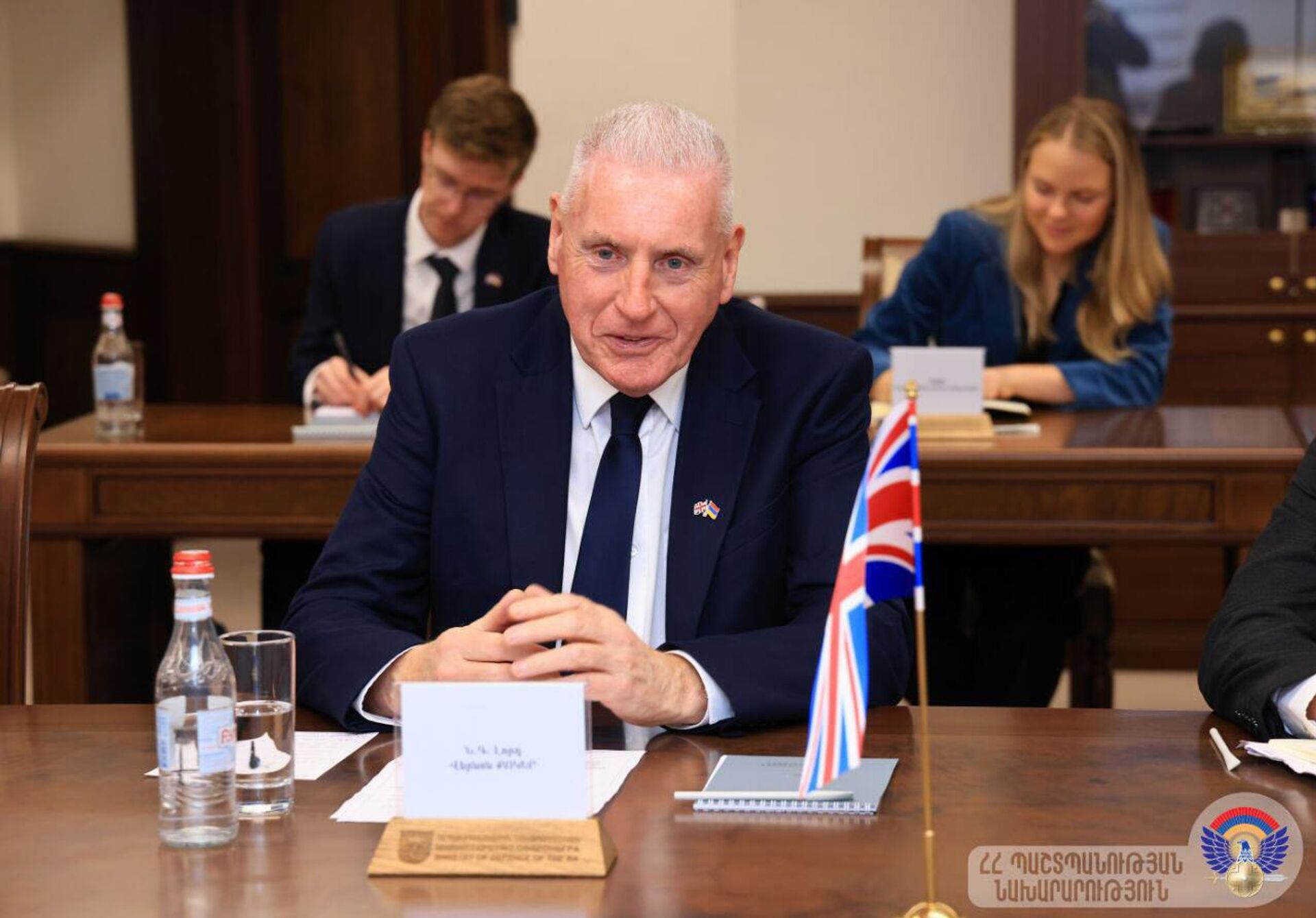 Государственный министр Соединенного Королевства по обороне, лорд Вернон Родни Кокер на встрече с министром обороны Армении (5 декабря 2025). Еревaн Государственный министр Соединенного Королевства по обороне, лорд Вернон Родни Кокер на встрече с министром обороны Армении (5 декабря 2025). Еревaн - Sputnik Армения, 1920, 05.12.2025