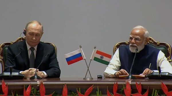 Президент РФ Владимир Путин и премьер-министр Индии Нарендра Моди на российско-индийском бизнес-форуме (5 декабря 2025). Нью-Дели - Sputnik Армения