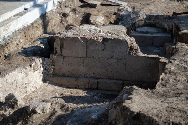 Раскопки церкви, обнаруженной на территории монастырского комплекса Кечарис Раскопки церкви, обнаруженной на территории монастырского комплекса Кечарис - Sputnik Армения