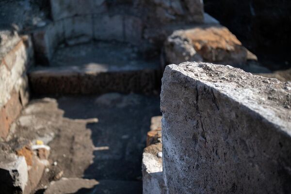 Раскопки церкви, обнаруженной на территории монастырского комплекса Кечарис Раскопки церкви, обнаруженной на территории монастырского комплекса Кечарис - Sputnik Армения