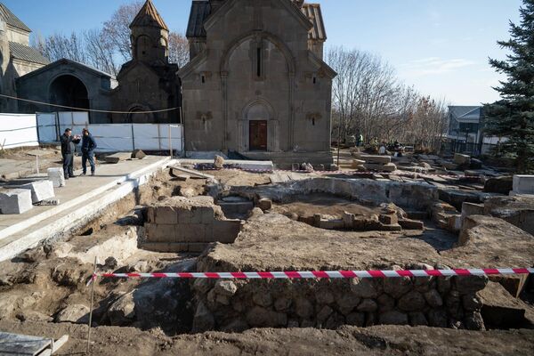 Раскопки церкви, обнаруженной на территории монастырского комплекса Кечарис Раскопки церкви, обнаруженной на территории монастырского комплекса Кечарис - Sputnik Армения