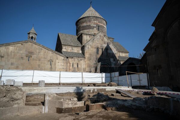 Раскопки церкви, обнаруженной на территории монастырского комплекса Кечарис Раскопки церкви, обнаруженной на территории монастырского комплекса Кечарис - Sputnik Армения