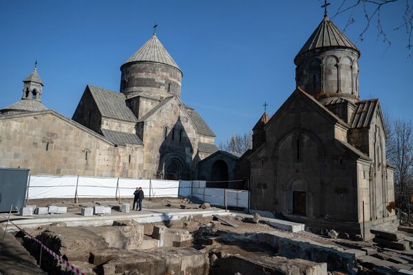 Раскопки церкви, обнаруженной на территории монастырского комплекса Кечарис Раскопки церкви, обнаруженной на территории монастырского комплекса Кечарис - Sputnik Армения