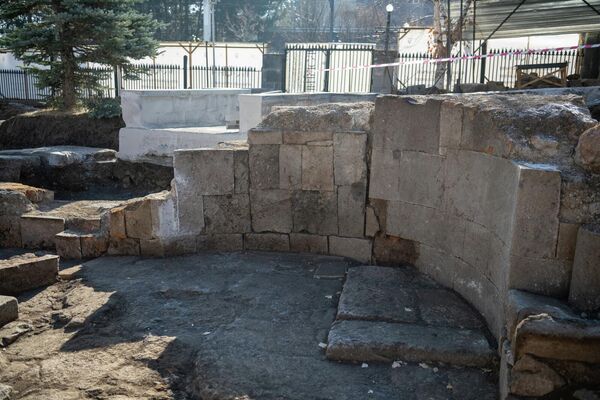 Раскопки церкви, обнаруженной на территории монастырского комплекса Кечарис Раскопки церкви, обнаруженной на территории монастырского комплекса Кечарис - Sputnik Армения