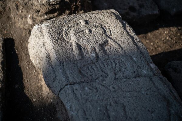 Հայտնաբերված տապանաքարերից Հայտնաբերված տապանաքարերից - Sputnik Արմենիա