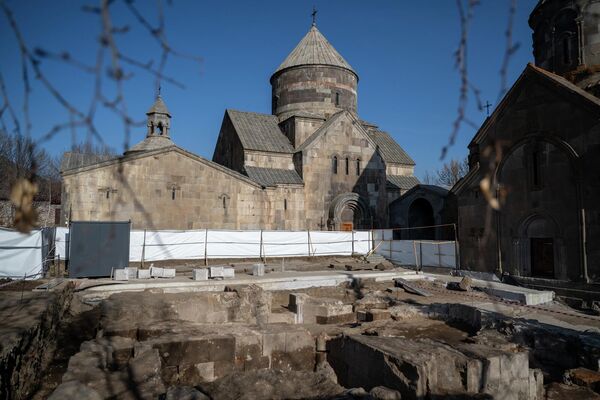 Раскопки церкви, обнаруженной на территории монастырского комплекса Кечарис Раскопки церкви, обнаруженной на территории монастырского комплекса Кечарис - Sputnik Армения