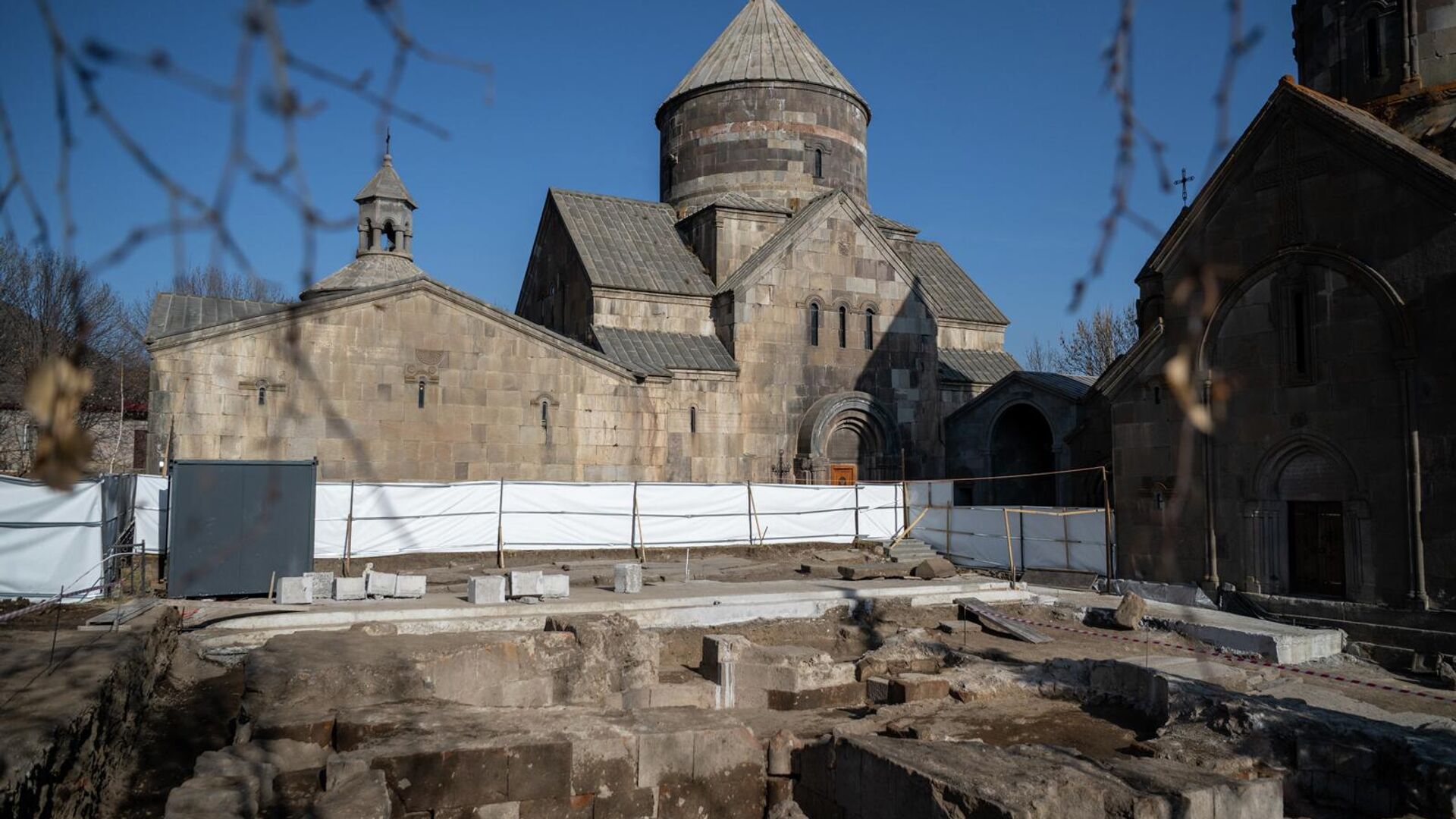 Կեչառիսի վանական համալիրի տարածքում պեղումներ են Կեչառիսի վանական համալիրի տարածքում պեղումներ են - Sputnik Արմենիա, 1920, 06.12.2025