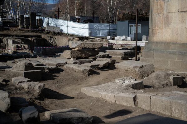 Раскопки церкви, обнаруженной на территории монастырского комплекса Кечарис Раскопки церкви, обнаруженной на территории монастырского комплекса Кечарис - Sputnik Армения