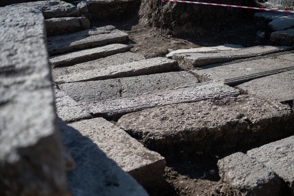 Раскопки церкви, обнаруженной на территории монастырского комплекса Кечарис Раскопки церкви, обнаруженной на территории монастырского комплекса Кечарис - Sputnik Армения