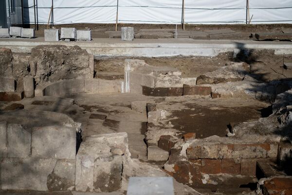 Раскопки церкви, обнаруженной на территории монастырского комплекса Кечарис Раскопки церкви, обнаруженной на территории монастырского комплекса Кечарис - Sputnik Армения