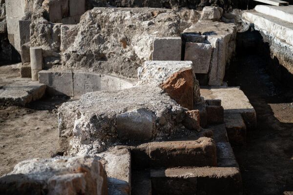 Раскопки церкви, обнаруженной на территории монастырского комплекса Кечарис Раскопки церкви, обнаруженной на территории монастырского комплекса Кечарис - Sputnik Армения