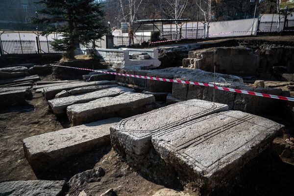 Раскопки церкви, обнаруженной на территории монастырского комплекса Кечарис Раскопки церкви, обнаруженной на территории монастырского комплекса Кечарис - Sputnik Армения