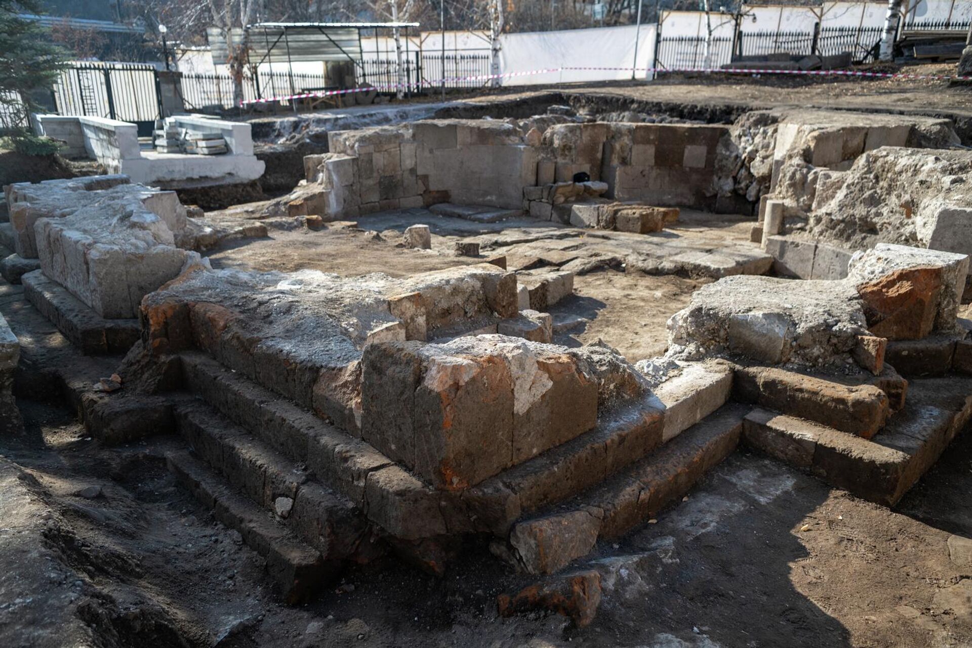 Раскопки церкви, обнаруженной на территории монастырского комплекса Кечарис Раскопки церкви, обнаруженной на территории монастырского комплекса Кечарис - Sputnik Արմենիա, 1920, 05.12.2025