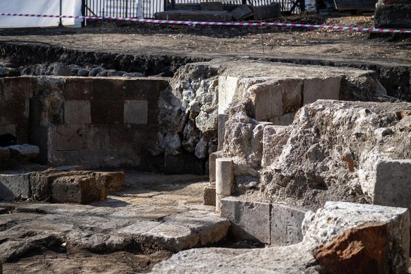 Раскопки церкви, обнаруженной на территории монастырского комплекса Кечарис Раскопки церкви, обнаруженной на территории монастырского комплекса Кечарис - Sputnik Армения