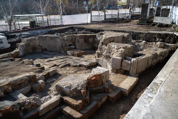 Раскопки церкви, обнаруженной на территории монастырского комплекса Кечарис Раскопки церкви, обнаруженной на территории монастырского комплекса Кечарис - Sputnik Армения