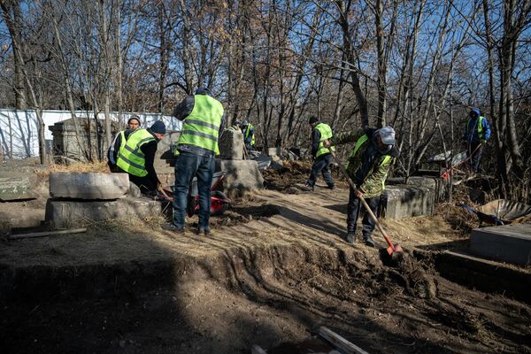 Կեչառիսի վանական համալիրի տարածքում պեղումներ են Կեչառիսի վանական համալիրի տարածքում պեղումներ են - Sputnik Արմենիա