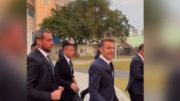 Ինչպես է Մակրոնը Չինաստանում վազում ուսանողների մոտ - Sputnik Արմենիա