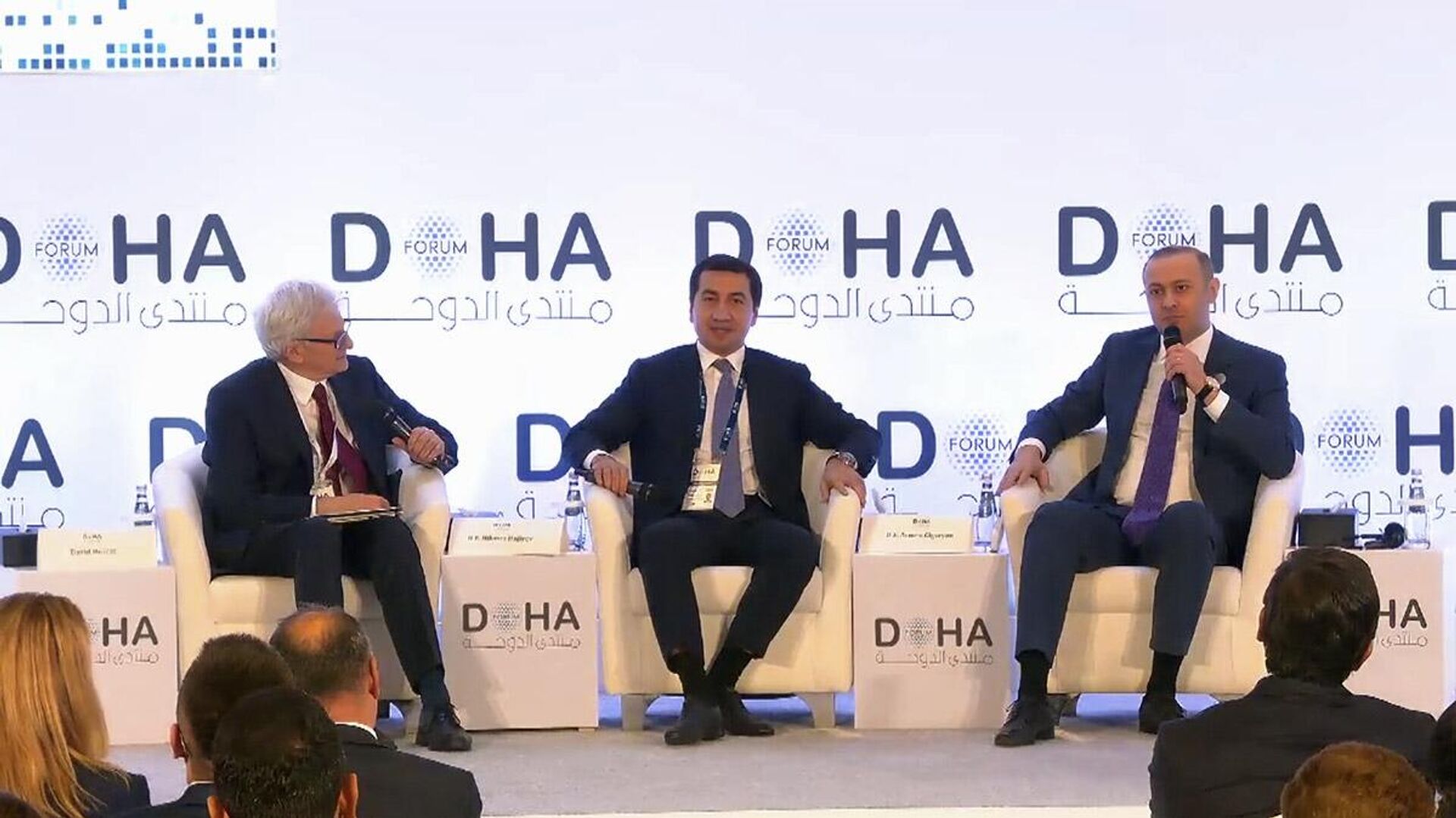 Секретарь Совбезa Армен Григорян и помощник президента Азербайджанa Хикмет Гаджиев во время панельной дискуссии Долгосрочный мир между Арменией и Азербайджаном: Вашингтонское соглашение и общее будущее в рамках Doha Forum 25 (6 декабря 2025). Доха - Sputnik Армения, 1920, 06.12.2025