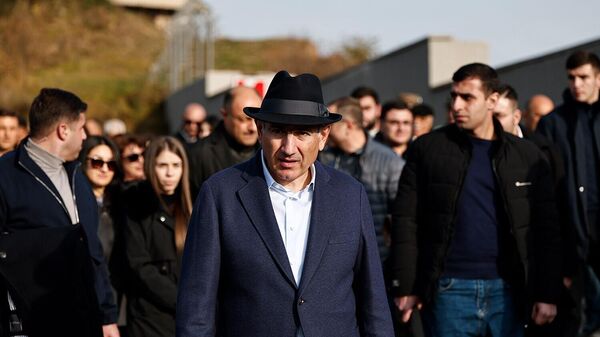 Премьер-министр Никол Пашинян с группой граждан посетил село Киранц (6 декабря 2025). Тавуш - Sputnik Армения