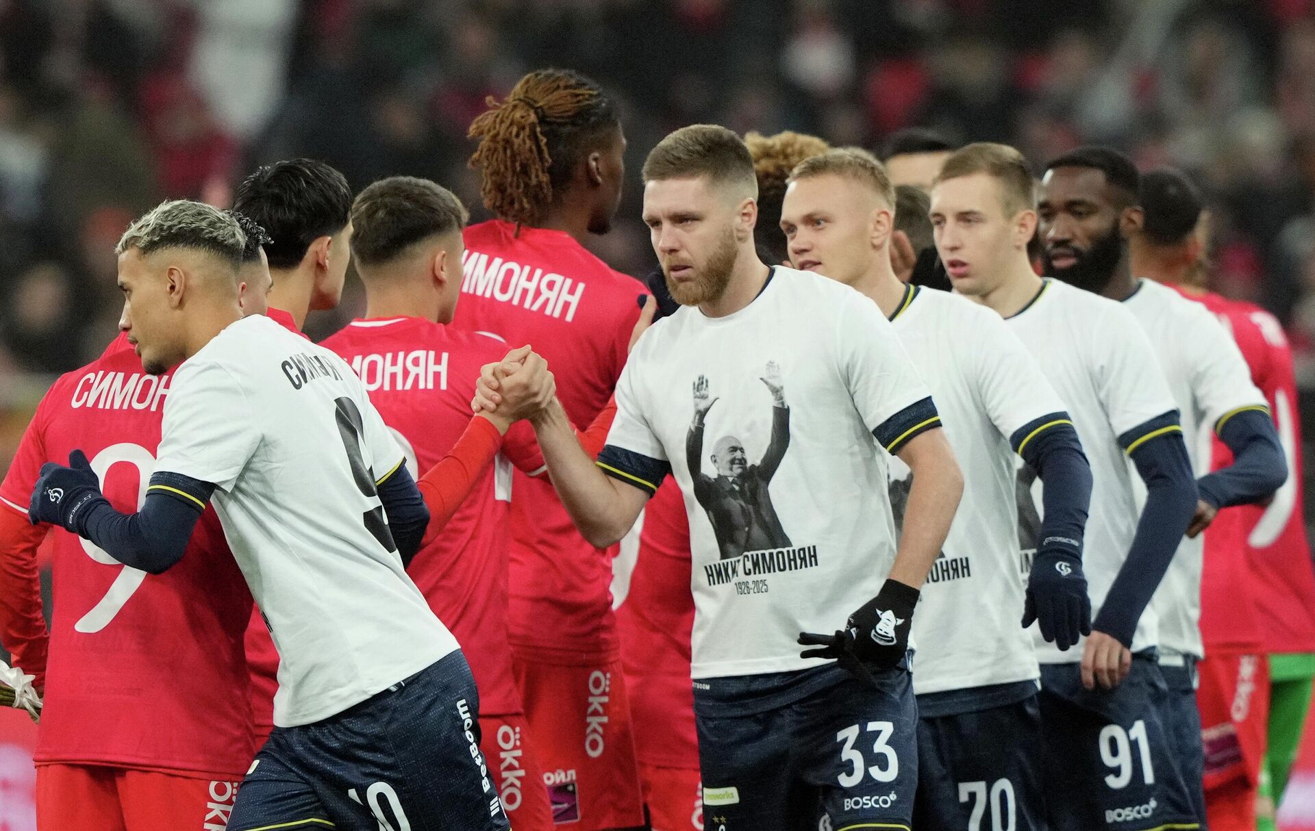 Игроки Спартака в футболках с изображением Никиты Симоняна перед началом матча против Динамо в 18-м туре российской Премьер-лиги (6 декабря 2025). Москвa - Sputnik Армения, 1920, 06.12.2025
