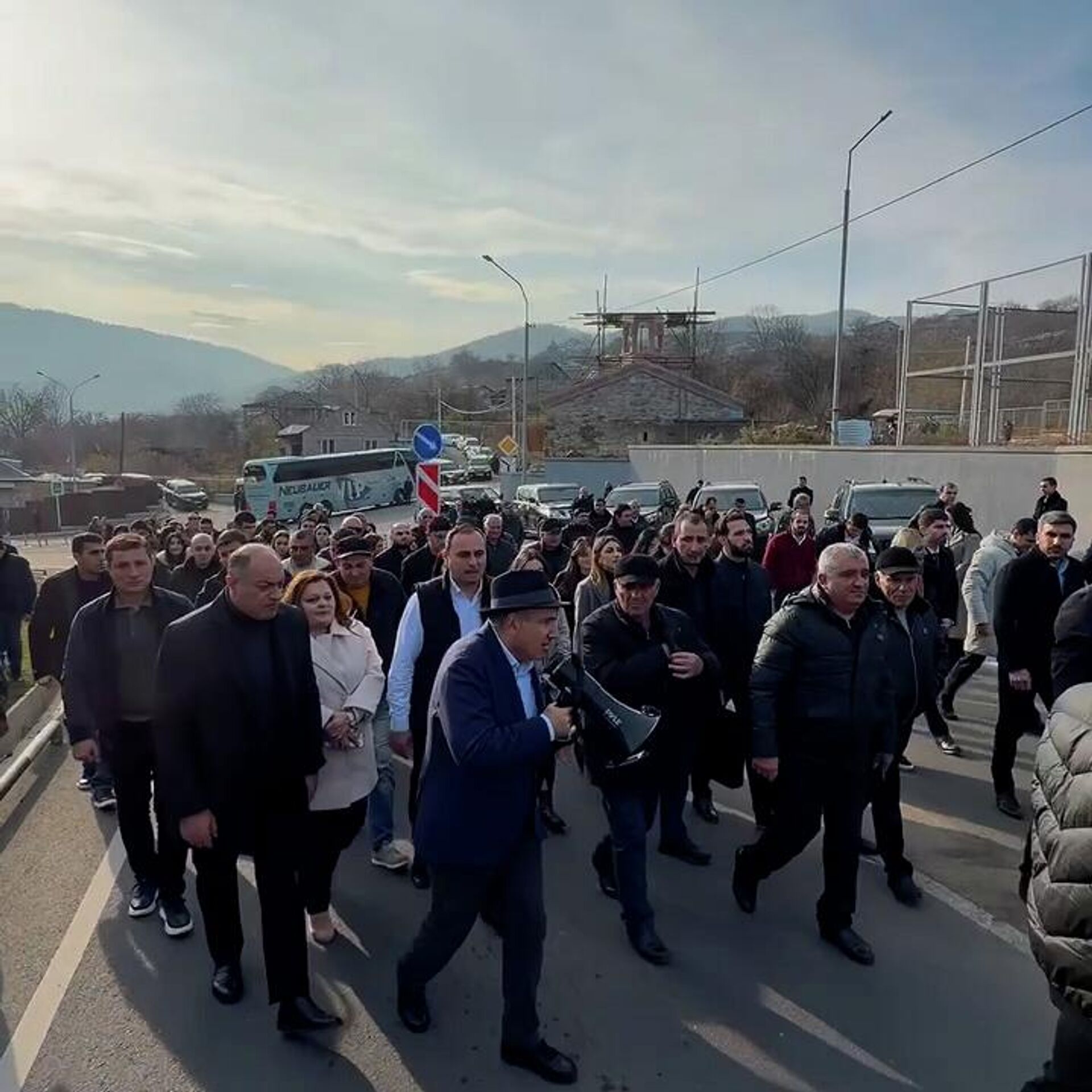 Премьер Пашинян посетил приграничный Киранц с группой граждан - Sputnik Արմենիա, 1920, 06.12.2025