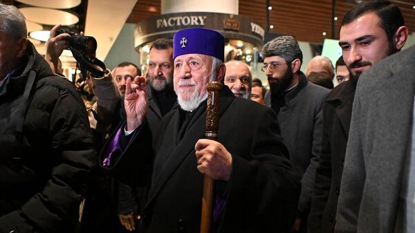 Քաղաքացիները «Զվարթնոցում» ծափերով դիմավորեցին Ֆրանսիայից վերադարձող Գարեգին Բ–ին - Sputnik Армения