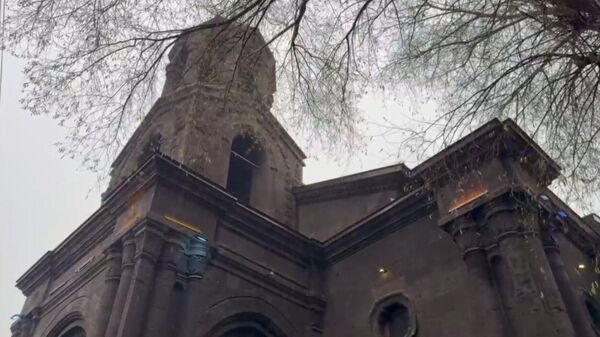 Ինչ է կատարվում այս պահին Գյումրու Սուրբ Աստվածածին մայր եկեղեցու (Յոթ վերք) բակում - Sputnik Արմենիա