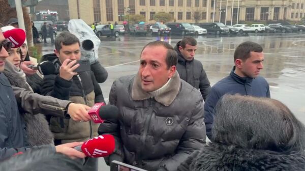 Սա սրբապղծություն է. բազմաթիվ գյումրեցիներ հավաքվել են Յոթ Վերք եկեղեցու մոտ և իրենց վրդովմունքն են հայտնում կատարվողի հանդեպ - Sputnik Արմենիա