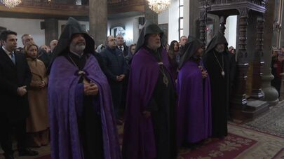 Архиереи-раскольники участвуют в литургии, на которой присутствует Пашинян (7 декабря 2025). Гюмри