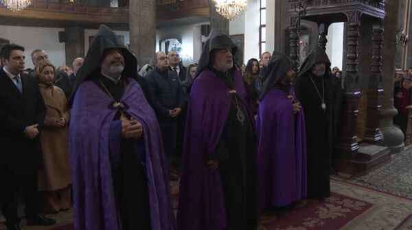Архиереи-раскольники участвуют в литургии, на которой присутствует Пашинян (7 декабря 2025). Гюмри Архиереи-раскольники участвуют в литургии, на которой присутствует Пашинян (7 декабря 2025). Гюмри - Sputnik Армения