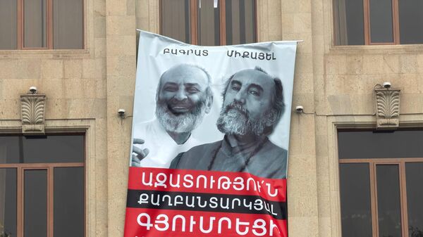 Баннер с изображением Баграта Галстаняна и Микаэла Аджапахяна (7 декабря 2025). Гюмри - Sputnik Армения