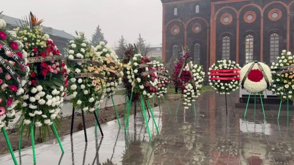 Траурные венки в память жертв Спитакского землетрясения в Гюмри - Sputnik Արմենիա