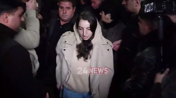 Ի հեճուկս Նիկոլ Փաշինյանի՝ եկեղեցում հնչեց Վեհափառի ու Միքայել Սրբազանի անունը. աղջկան դուրս հանեցին - Sputnik Արմենիա