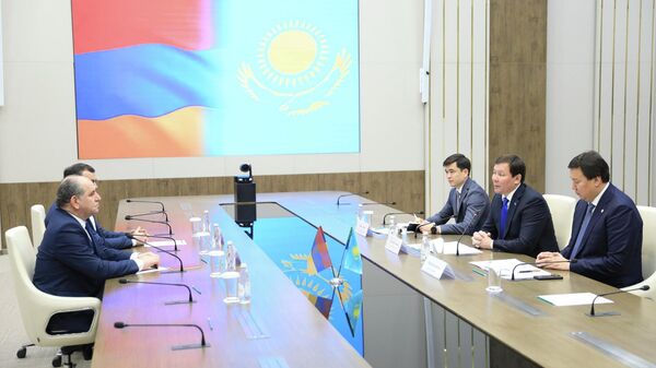 Посол Армении в Казахстане Армен Гевондян встретился с акимом Актюбинской области Казахстана Асхатом Шахаровым (7 декабря 2025). Казахстан - Sputnik Армения