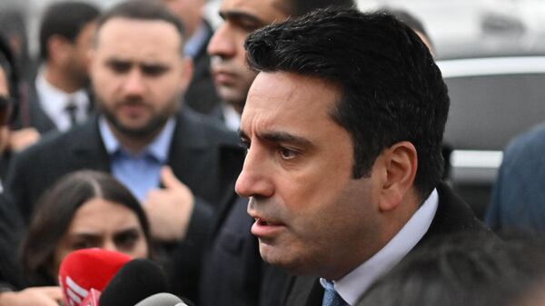 Председатель НС Ален Симонян отвечает на вопросы прессы (7 декабря 2025). Гюмри - Sputnik Армения