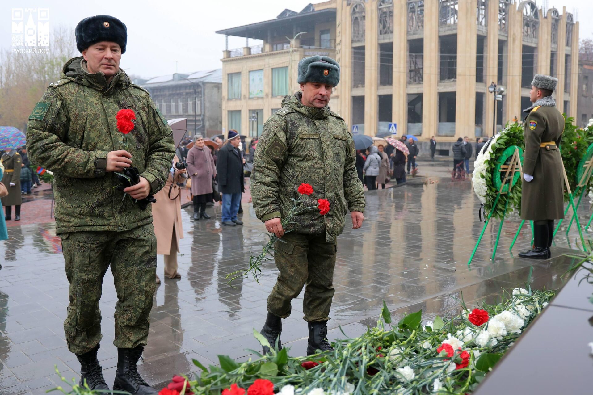 Представители Русского дома в Гюмри, 102-й российской военной базы и Ленинаканского Краснознамённого пограничного отряда почтили память жертв Спитакского землетрясения 1988 года (7 декабря 2025). Гюмри Представители Русского дома в Гюмри, 102-й российской военной базы и Ленинаканского Краснознамённого пограничного отряда почтили память жертв Спитакского землетрясения 1988 года (7 декабря 2025). Гюмри - Sputnik Армения, 1920, 07.12.2025