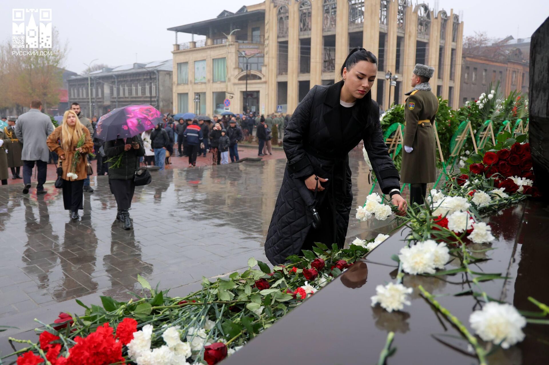 Представители Русского дома в Гюмри, 102-й российской военной базы и Ленинаканского Краснознамённого пограничного отряда почтили память жертв Спитакского землетрясения 1988 года (7 декабря 2025). Гюмри - Sputnik Արմենիա, 1920, 07.12.2025