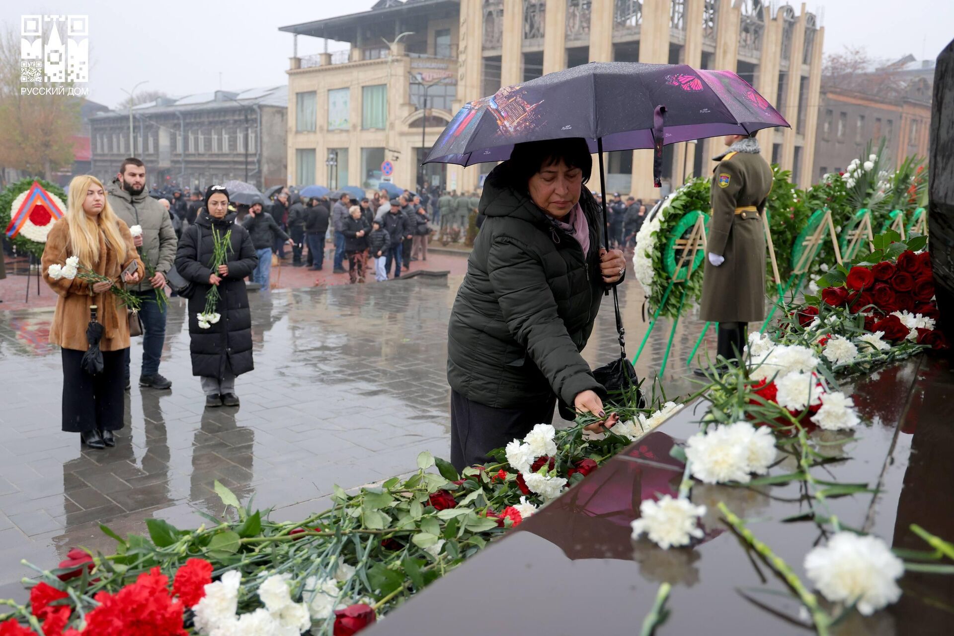 Представители Русского дома в Гюмри, 102-й российской военной базы и Ленинаканского Краснознамённого пограничного отряда почтили память жертв Спитакского землетрясения 1988 года (7 декабря 2025). Гюмри Представители Русского дома в Гюмри, 102-й российской военной базы и Ленинаканского Краснознамённого пограничного отряда почтили память жертв Спитакского землетрясения 1988 года (7 декабря 2025). Гюмри - Sputnik Армения, 1920, 07.12.2025