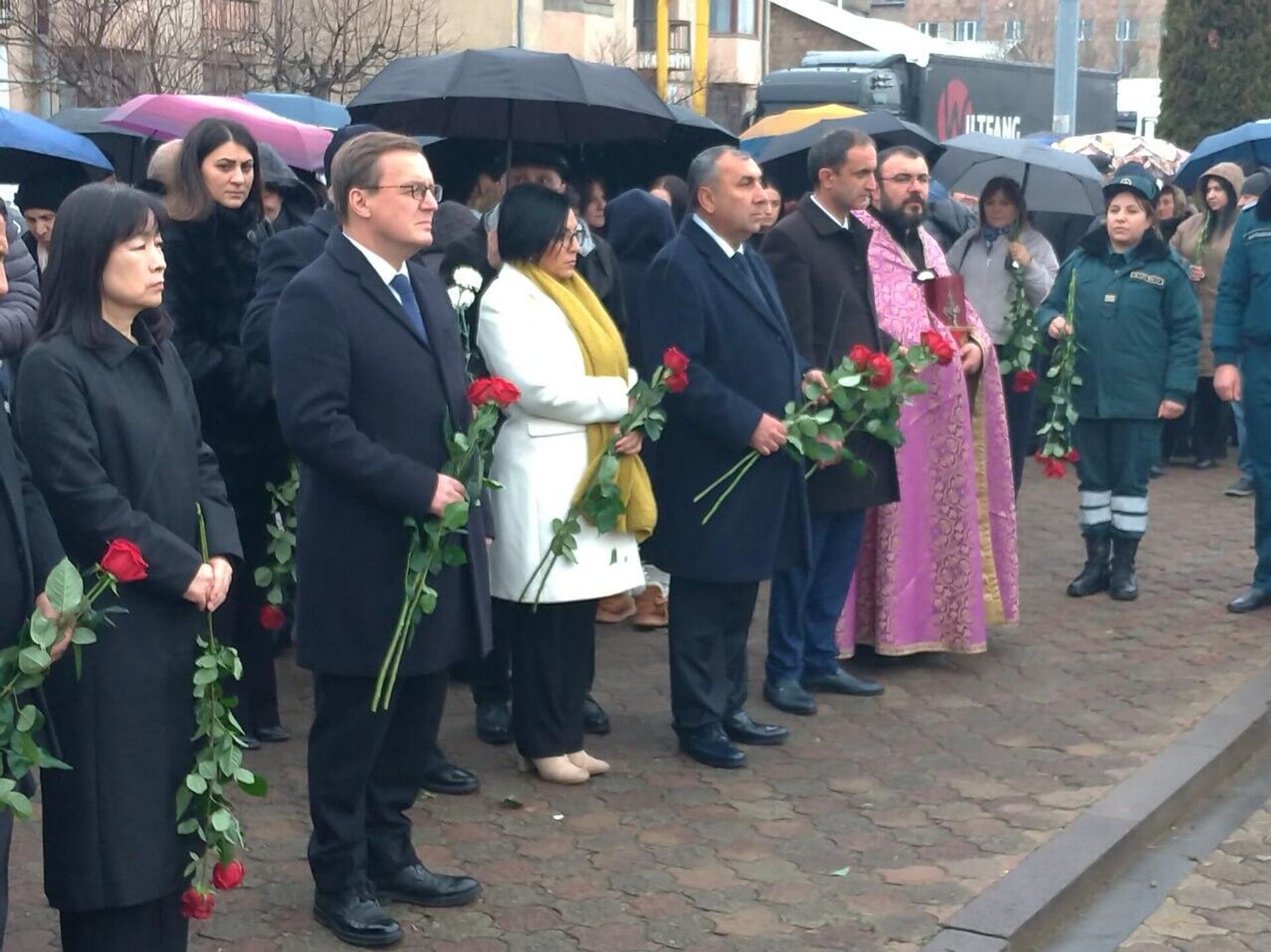 Сотрудники Генконсульства в Гюмри посетили город Спитак и приняли участие в поминальных мероприятиях, посвящённых Дню памяти жертв землетрясения 1988 года (7 декабря 2025). Спитак Сотрудники Генконсульства в Гюмри посетили город Спитак и приняли участие в поминальных мероприятиях, посвящённых Дню памяти жертв землетрясения 1988 года (7 декабря 2025). Спитак - Sputnik Армения, 1920, 07.12.2025