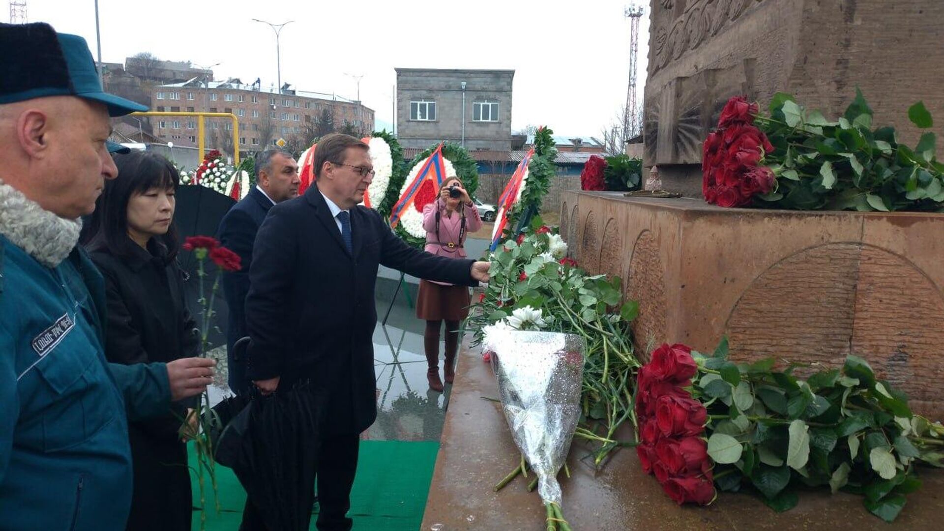 Сотрудники Генконсульства в Гюмри посетили город Спитак и приняли участие в поминальных мероприятиях, посвящённых Дню памяти жертв землетрясения 1988 года (7 декабря 2025). Спитак Сотрудники Генконсульства в Гюмри посетили город Спитак и приняли участие в поминальных мероприятиях, посвящённых Дню памяти жертв землетрясения 1988 года (7 декабря 2025). Спитак - Sputnik Армения, 1920, 07.12.2025