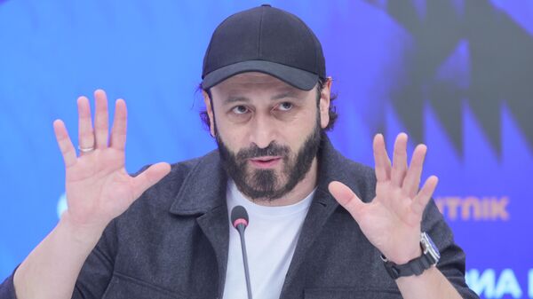 Генеральный продюсер Фестиваля зимних видов спорта, олимпийский призер по фигурному катанию Илья Авербух на пресс-конференции, посвященной Фестивалю зимних видов спорта (19 ноября 2025). Москвa - Sputnik Армения